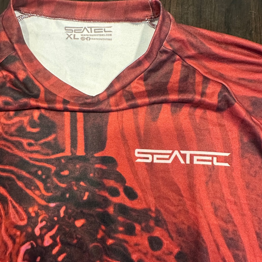 Size XL SEATEC Red Men’s Fishing Graphic Shirt